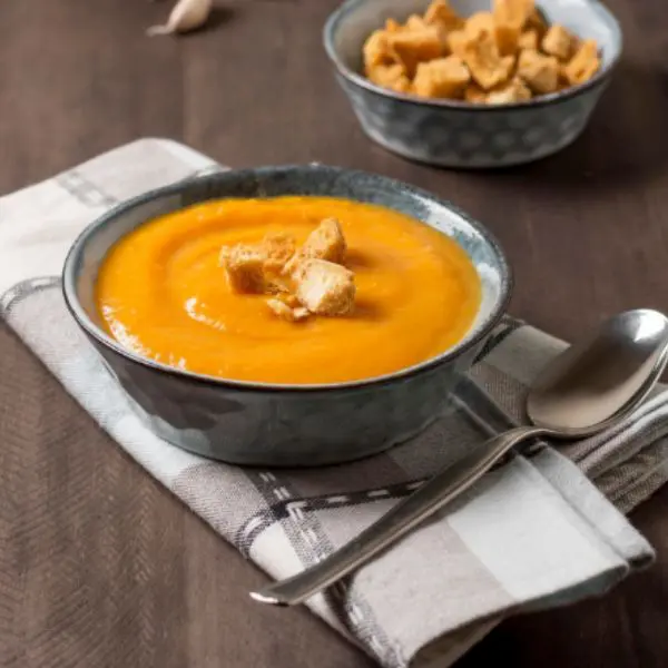 Guests can enjoy a winter cooking class, preparing hearty chili con carne, creamy chicken gnocchi soup, and velvety butternut squash bisque.