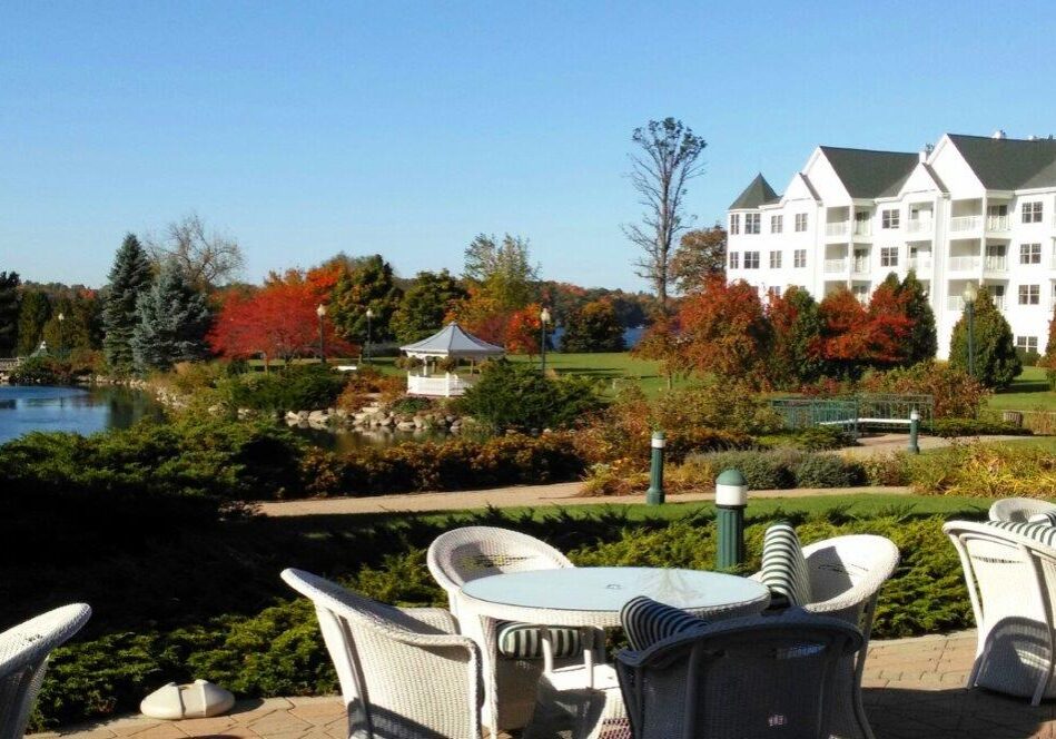 Fall-Courtyard-The-Osthoff outdoor dining