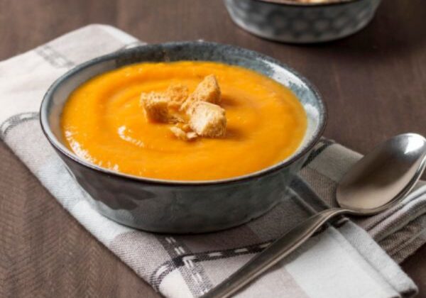 Guests can enjoy a winter cooking class, preparing hearty chili con carne, creamy chicken gnocchi soup, and velvety butternut squash bisque.