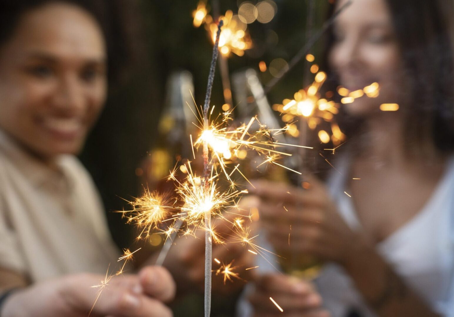 friends-outdoors-park-having-beer-enjoying-sparklers friends-outdoors-park-having-beer-enjoying-sparklers